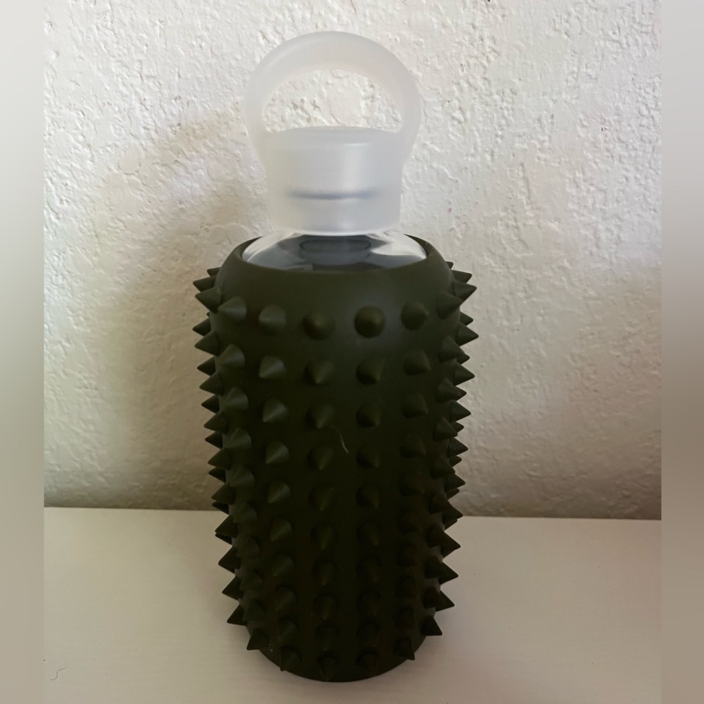 EUC bkr Spiked Olive in Little size